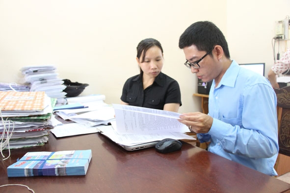 Cán bộ Đoàn kiểm tra cải cách hành chính nhà nước tại xã Tân Tiến.