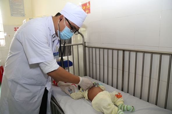 Trẻ sơ sinh đang được chăm sóc tại Bệnh viện Đa khoa huyện Krông Bông. 