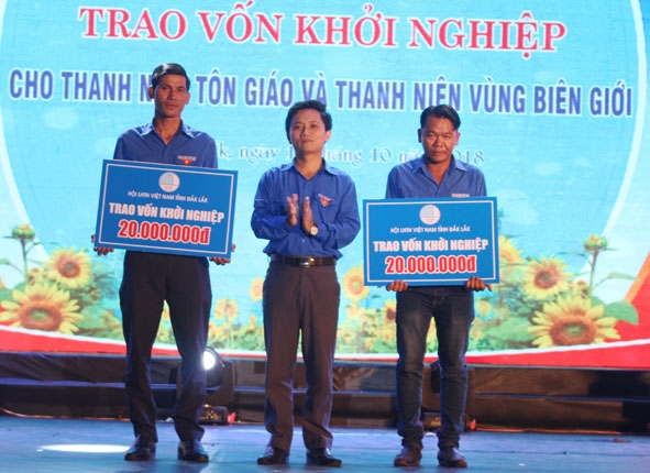 Đại diện Hội LHTN Việt Nam tỉnh trao vốn khởi nghiệp cho các anh Y Bly Êung và Phan Hữu Nhân. 