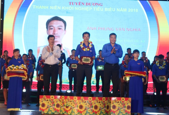 Anh Phùng Văn Nghĩa được tuyên dương là thanh niên khởi nghiệp tiêu biểu cấp tỉnh năm 2018.