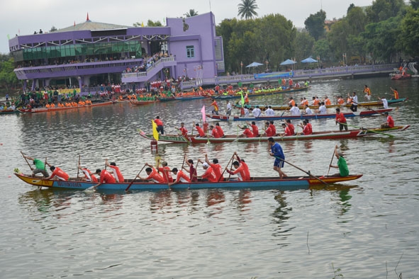 Giải đua thuyền truyền thống tỉnh năm 2018 được tổ chức tại Hồ Sen (thị trấn Buôn Trấp, huyện Krông Ana).
