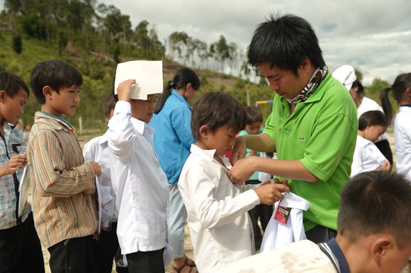 Anh Nguyễn Duy Học, Trưởng nhóm thiện nguyện Vòng tay yêu thương tặng áo trắng cho học sinh thôn Ea Rớt (xã Cư Pui, huyện Krông Bông). 