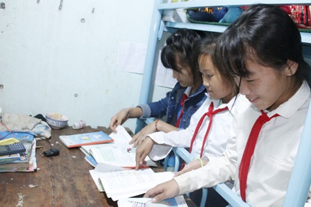 Các em học sinh Trường THCS Lê Lợi (xã Đắk Phơi, huyện Lắk) ôn bài trước khi lên lớp. 