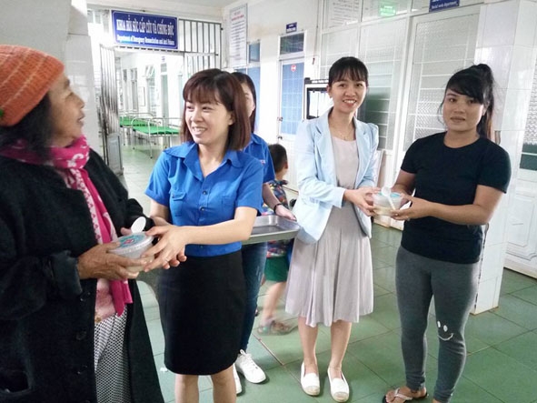 Thành viên Chi hội Thầy thuốc trẻ phát cháo từ thiện cho người bệnh đang điều trị tại Bệnh viện Đa khoa thị xã. 