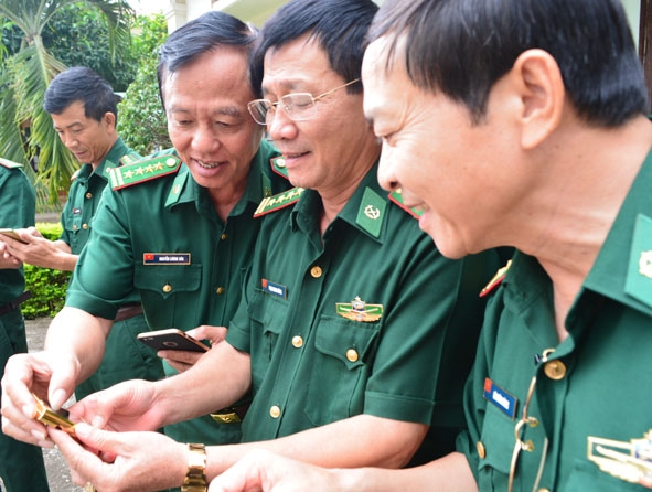 Cán bộ Bộ Chỉ huy Bộ đội Biên phòng tỉnh nhắn tin ủng hộ Chương trình 