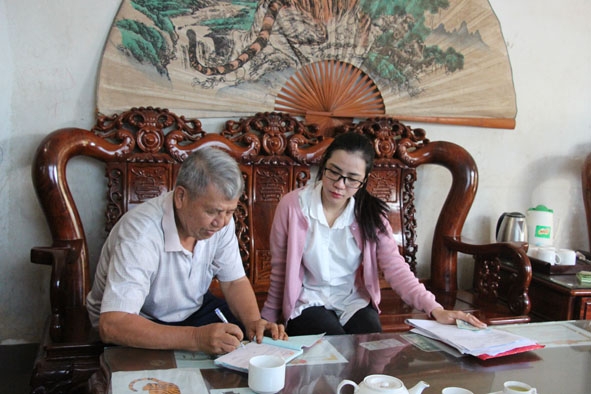 Ông Lê Quang Trung (phường Tân Thành, TP. Buôn Ma Thuột) nộp thuế tại nhà cho cán bộ ủy nhiệm thu thuế . 