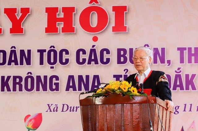 Tổng Bí thư, Chủ tịch nước Nguyễn Phú Trọng trò chuyện với đồng bào các dân tộc xã xã Dur Kmăl (huyện Krông Ana) . Ảnh: H.Gia