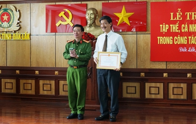  Đại diện lãnh đạo Công an tỉnh tặng Giấy khen cho Giám đốc Trung tâm An ninh hàng không Tân Sơn Nhất.