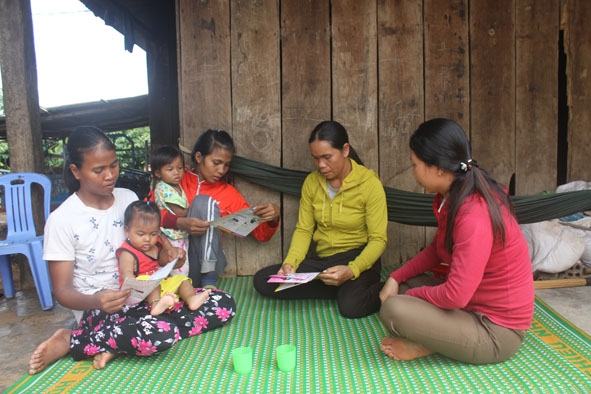 Ban Dân số xã Đắk Phơi họp nhóm tư vấn cho người dân về kế hoạch hóa gia đình.