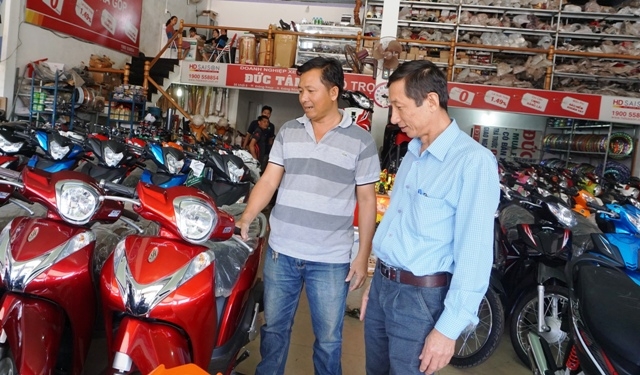 Cán bộ Chi cục Thuế huyện Krông Bông thăm hỏi tình hình kinh doanh tại Doanh nghiệp xe máy Đức Tâm ở thị trấn Krông Kmar.