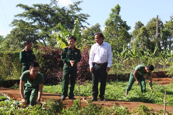 Bí thư Tỉnh ủy Êban Y Phu thăm vườn tăng gia sản xuất của Bộ Chỉ huy Quân sự tỉnh.  Ảnh: T.Hùng