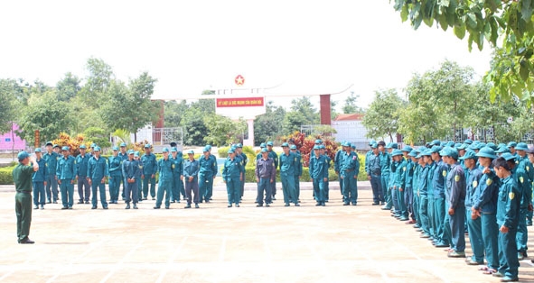 Ban Chỉ huy Quân sự huyện Cư Kuin tổ chức huấn luyện cụm liên xã cho lực lượng dân quân tự vệ. Ảnh: C.Hán