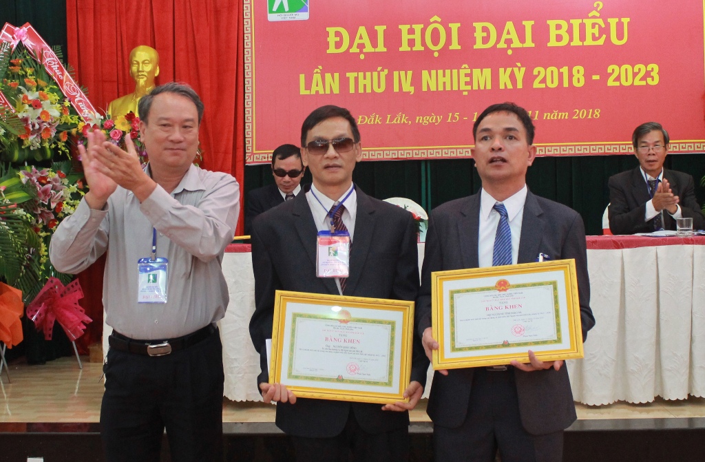 2 tập thể cá nhân có thành tích xuất sắc trong xây dựng và phát triển Hội người mù tỉnh nhiệm kỳ 2013-2018 được trao tặng bằng khen của UBND tỉnh