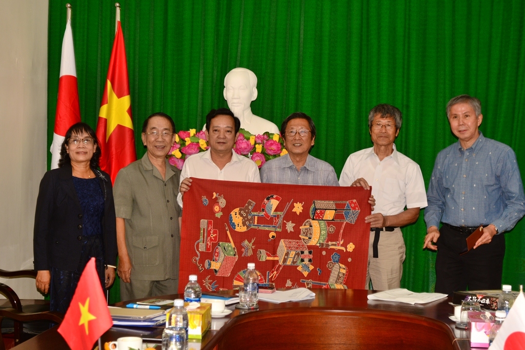Hội Hữu nghị Nhật Bản- Việt nam tỉnh Osaka tặng quà lưu niệm cho Hội Hữu nghị Việt Nam - Nhật Bản tỉnh.