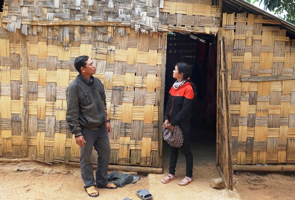 Ngôi nhà tạm bợ của gia đình chị H’Chor Byă ở buôn Cư Păm, xã Dang Kang. 