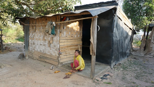 Nhiều hộ nghèo DTTS ở buôn Cư Êmông (xã Dang Kang) đang phải sống trong những căn nhà tạm, dột nát.