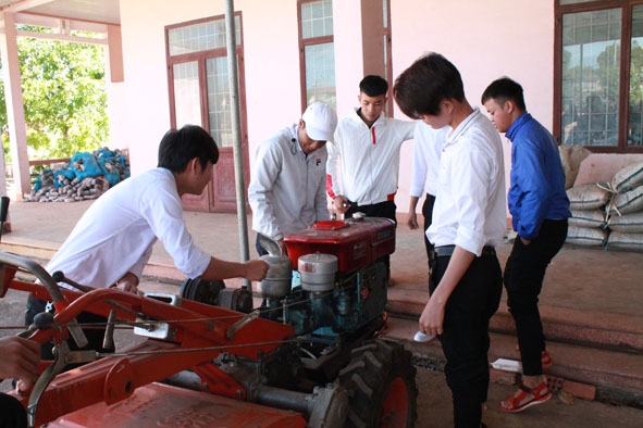 Học sinh vừa học văn hóa vừa tham gia học nghề sửa chữa máy nổ nông nghiệp tại Trung tâm.  