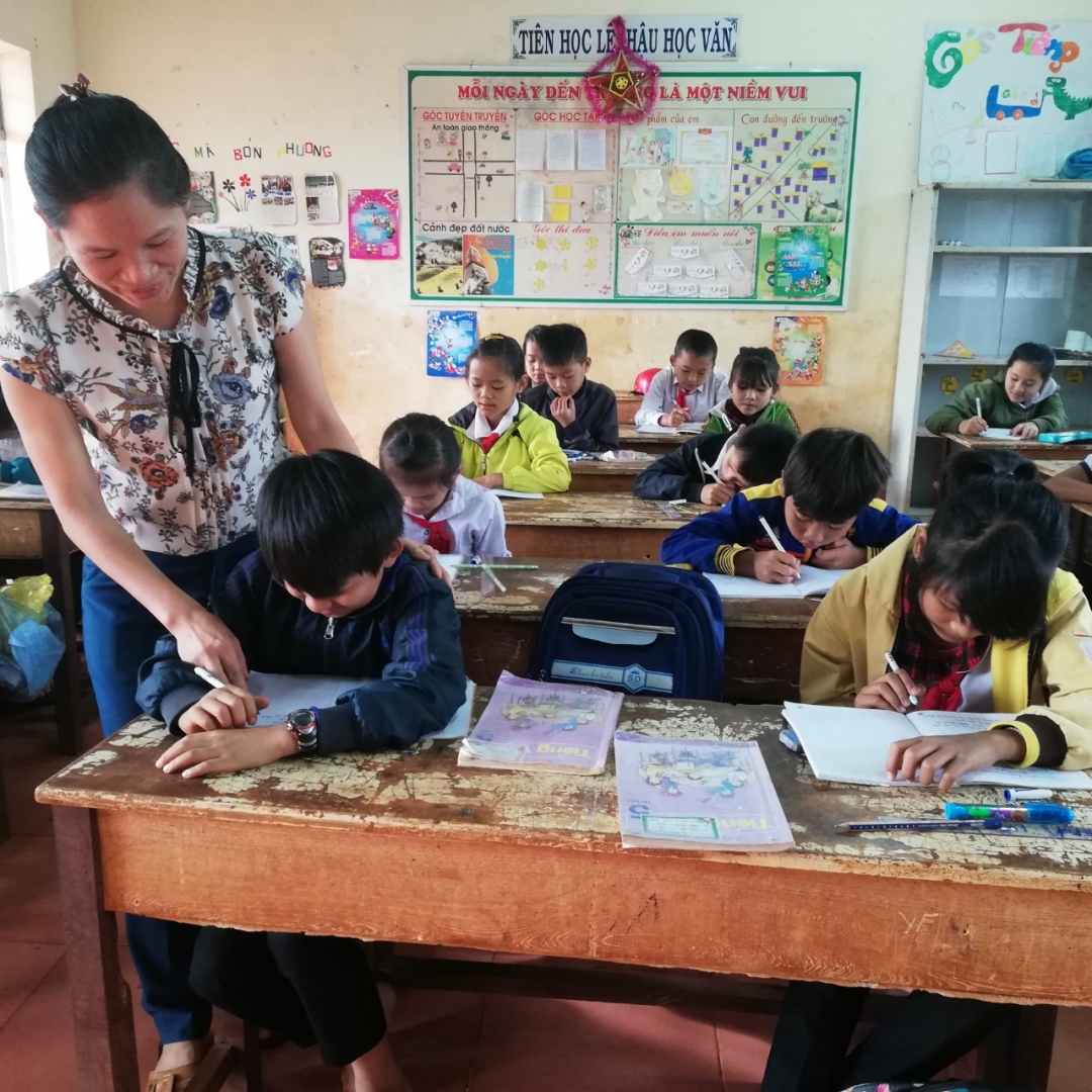 Giáo viên hướng dẫn học sinh trong giờ lên lớp tại điểm trường buôn Tơ Zoa (xã Cư Amung, huyện Ea H’leo). 