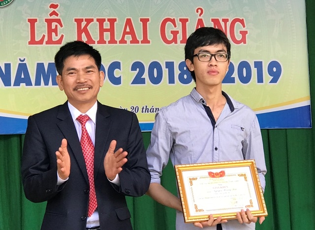  Hiệu trưởng Trường Trung cấp Đắk Lắk Trần Đình Thịnh trao Giấy khen của Tổng cục Giáo dục nghề nghiệp tặng học sinh.