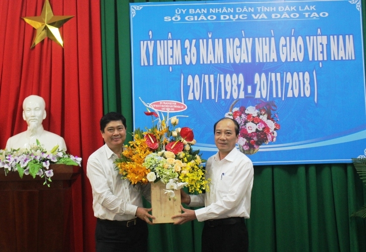 Phó Bí thư Tỉnh ủy, Chủ tịch UBND tỉnh Phạm Ngọc Nghị tặng hoa, chúc mừng Sở GD-ĐT nhân Ngày Nhà giáo Việt Nam.