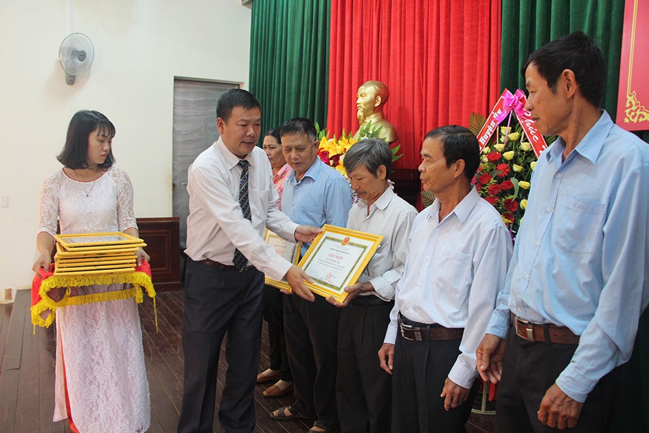 Cán bộ Mặt trận ở thôn, buôn nhận Giấy khen của UBND huyện Cư Kuin tặng vì đã có thành tích  trong công tác Mặt trận giai đoạn 2013-2018. 