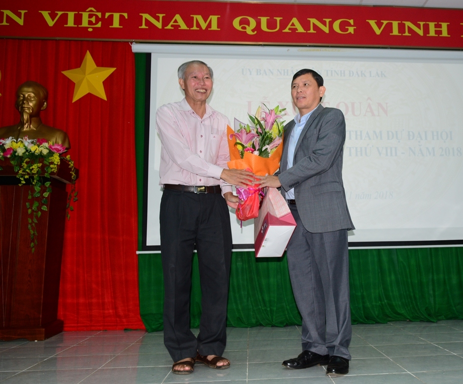Phó Chủ tịch UBND tỉnh Nguyễn Tuấn Hà (bìa phảii) tặng hoa, động viên lãnh đạo Sở Văn hóa, Thể Thao và Du Lịch