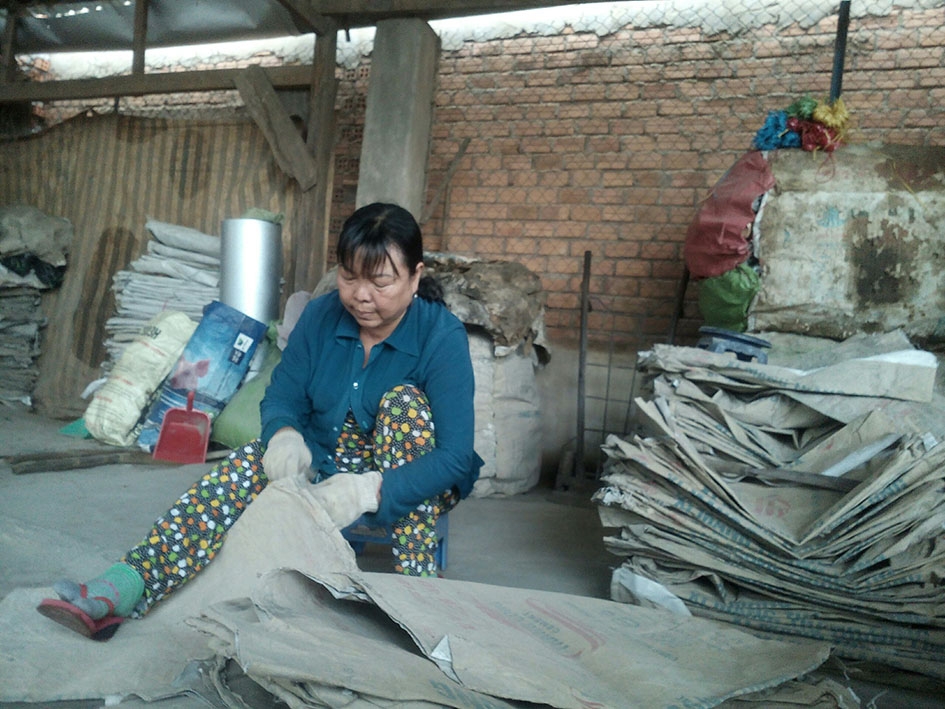 Chị Nguyễn Thị Hồng phát triển kinh tế bằng nghề thu mua phế liệu.  
