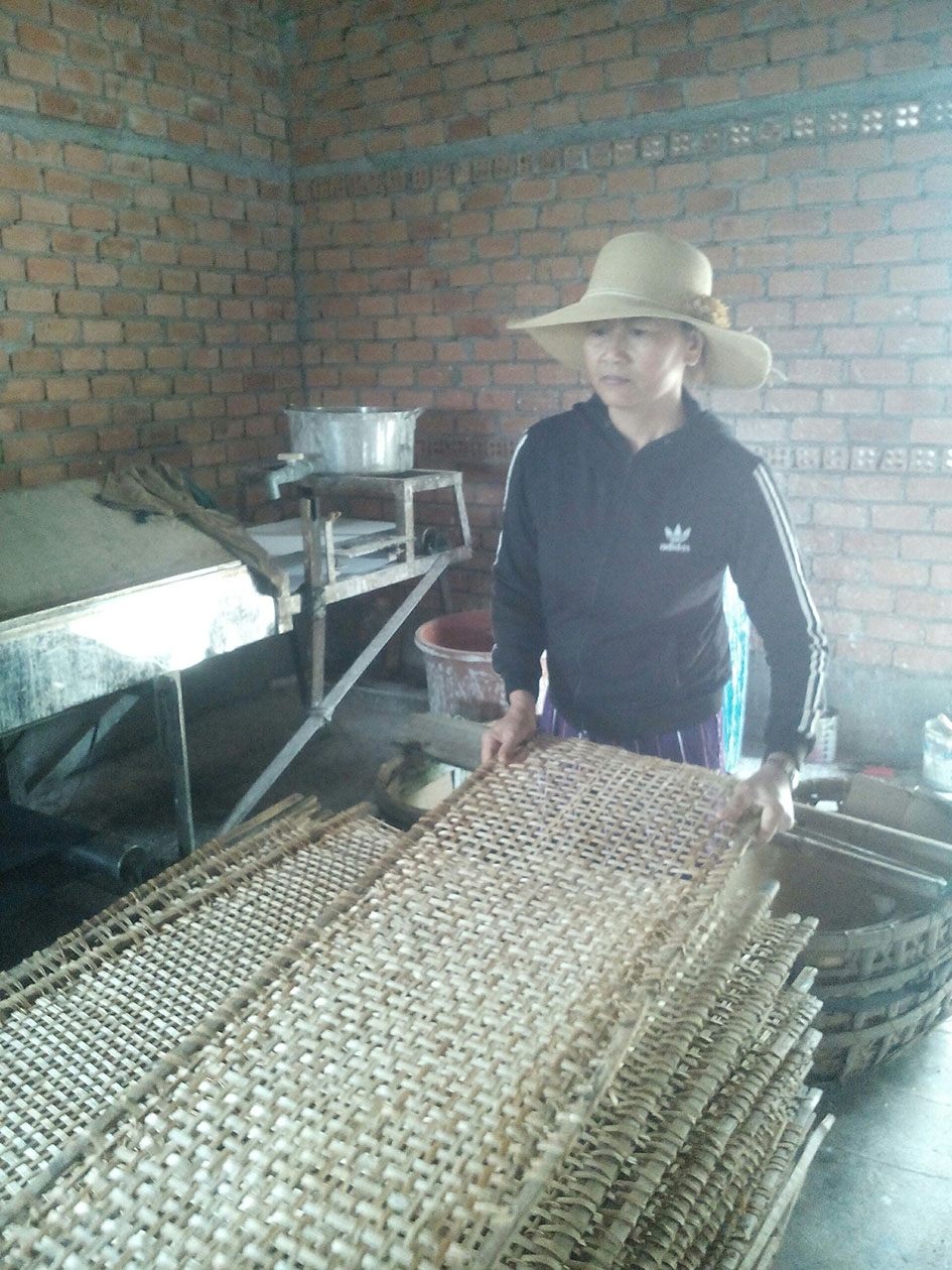 Cơ sở làm bánh tráng của chị Phan Thị Vân.