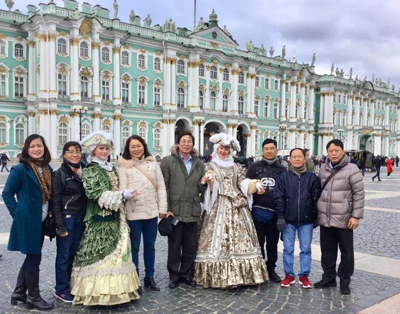 Vợ chồng ông Nguyễn Văn Hải đang xem lại những bức ảnh kỷ niệm vừa chụp ở nước Nga.
