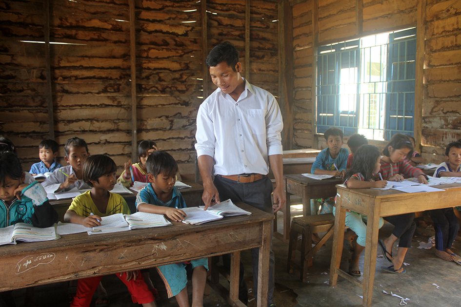 Thầy Y Dương Buốc dạy phép toán cho các em học sinh buôn Lách Ló. 