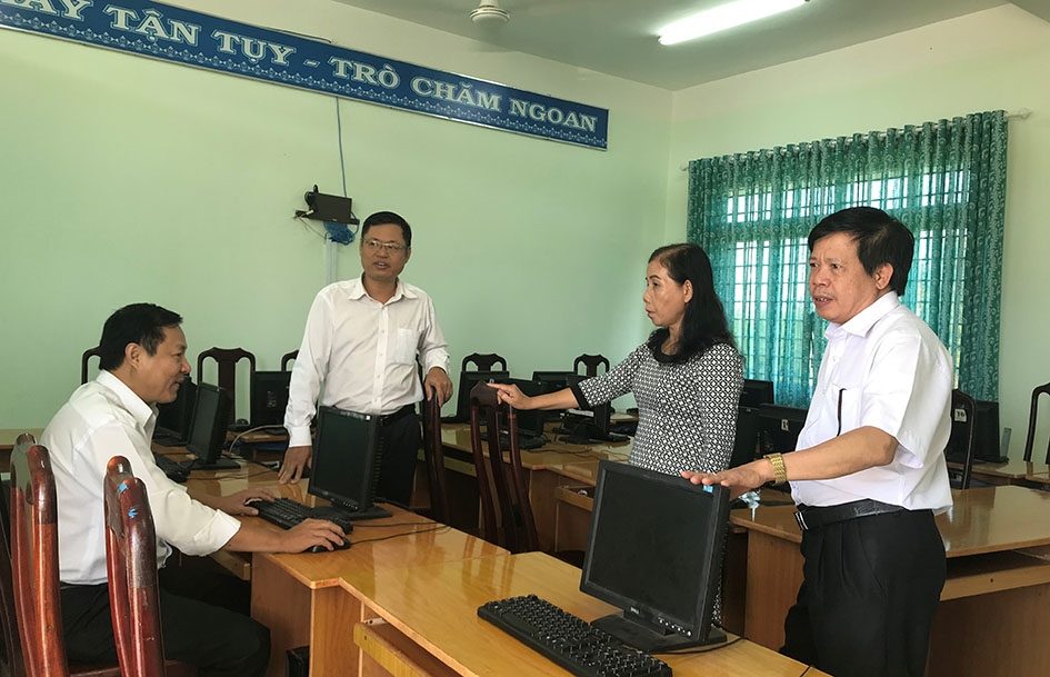 Cán bộ Agribank Đắk Lắk tìm hiểu  cơ sở  vật chất tại Trường Tiểu học Nguyễn Viết Xuân.