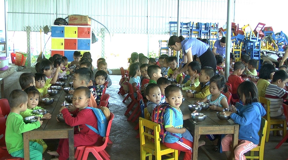 Học sinh Trường Mầm non Thanh Bình trong giờ ăn bán trú tại trường.   