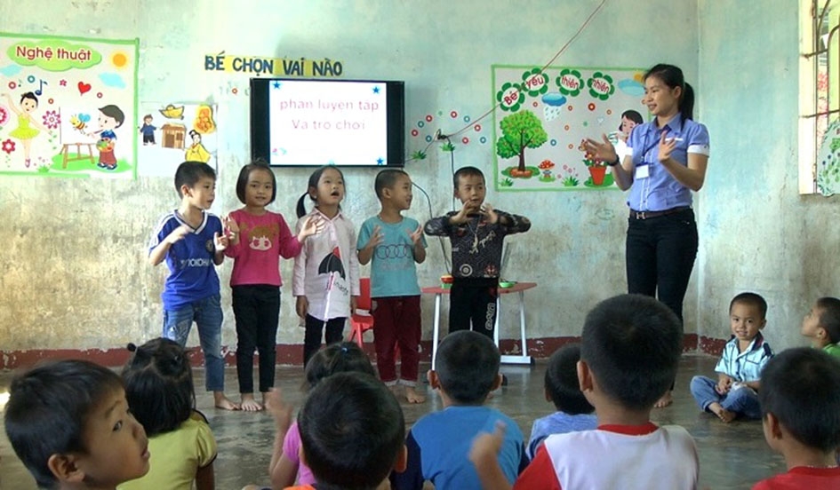 Một buổi học của cô và trẻ Trường Mầm non Thanh Bình, xã Ea Sar. 