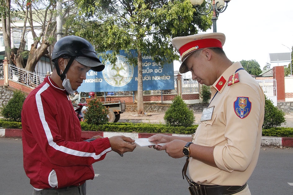Cảnh sát giao thông (Công an huyện Ea H'leo) kiểm tra hành chính người tham gia giao thông  tại khu vực thị trấn Ea Đrăng. 