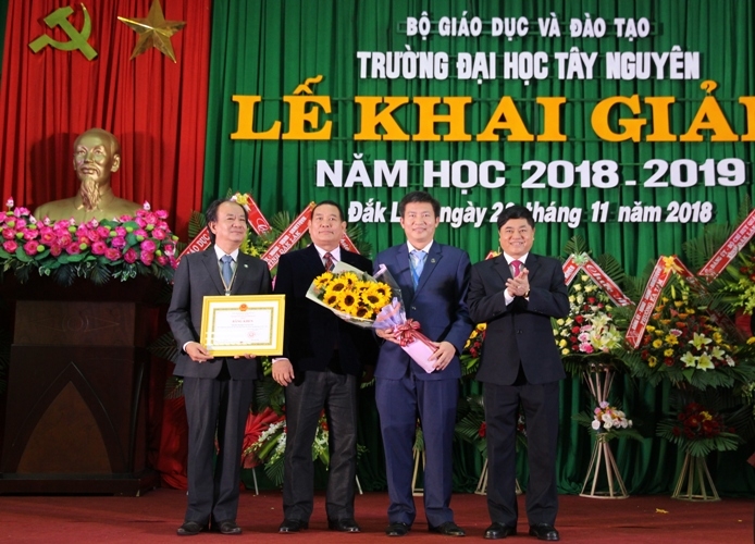 Phó Bí thư Thường trực Tỉnh ủy Phạm Minh Tấn trao Bằng khen của UBND tỉnh tặng Trường ĐHTN. 