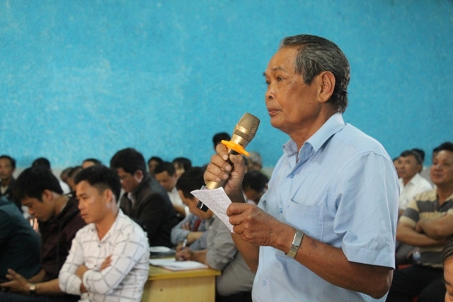 Cử tri phường Bình Tân (thị xã Buôn Hồ) trình bày ý kiến trước Đoàn Đại biểu Quốc hội tại buổi tiếp xúc cử tri