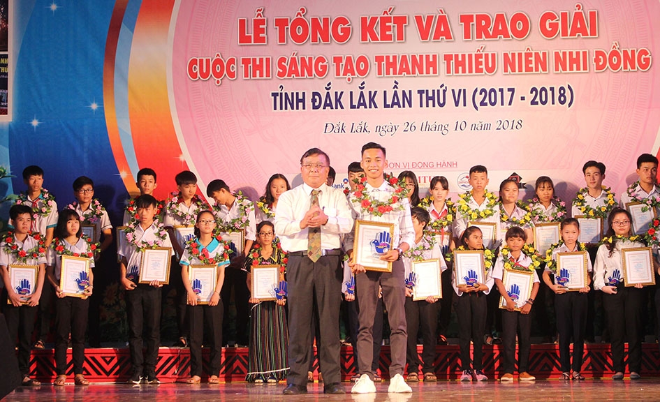Em Vũ Thanh Sơn trong lễ trao giải Cuộc thi sáng tạo thanh thiếu niên, nhi đồng tỉnh lần thứ VI, năm học 2017-2018.