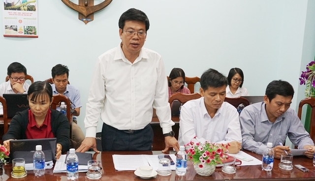 Chánh Văn phòng UBND tỉnh Bùi Hồng Quý phát biểu tại buổi làm việc.