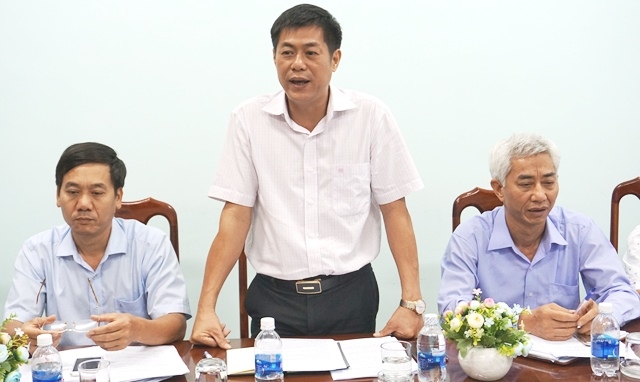 Giám đốc Sở Thông tin và Truyền thông Nguyễn Hoàng Giang báo cáo tại buổi làm việc.