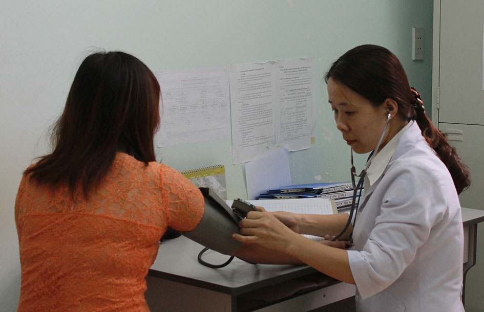Kiểm tra sức khỏe định kỳ cho bệnh nhân HIV/AIDS tại Trung tâm Phòng chống HIV/AIDS tỉnh.