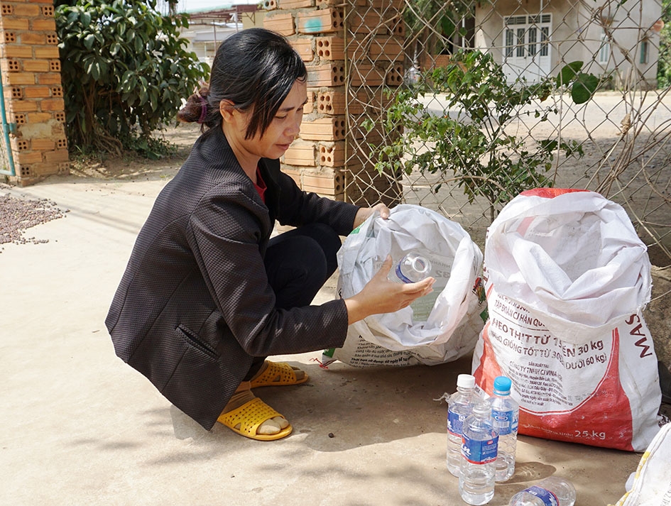 Chị Lê Thị Phước ở thôn 2 thực hiện thu gom và phân loại rác thải. 