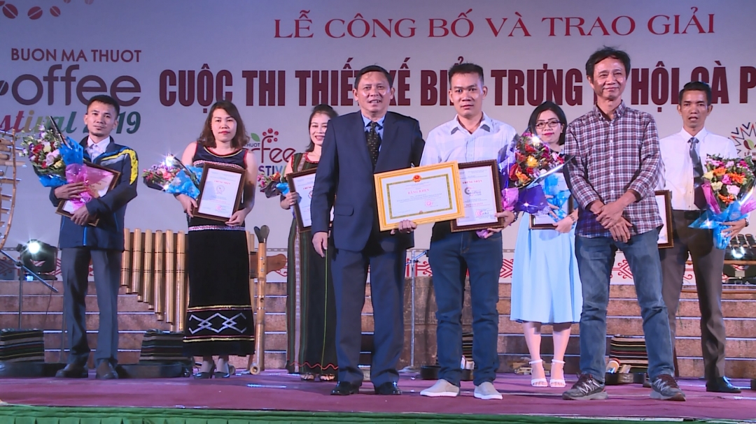 Tác giả Lê Trung Hoa (đứng giữa hàng trước) nhận giải thưởng tại Lễ công bố và trao giải Cuộc thi thiết kế biểu trưng  Lễ hội Cà phê Buôn Ma Thuột.  