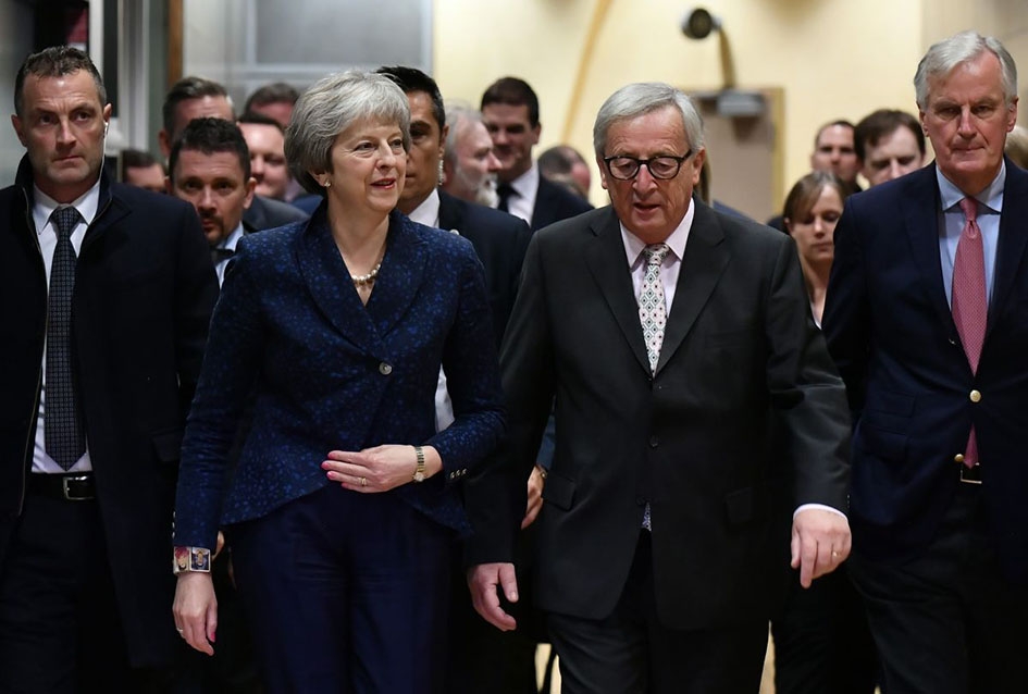 Chủ tịch  Ủy ban châu Âu Jean-Claude Juncker (giữa) và Thủ tướng Anh Theresa May (trái) tại Brussels, Bỉ ngày 24-11-2018.