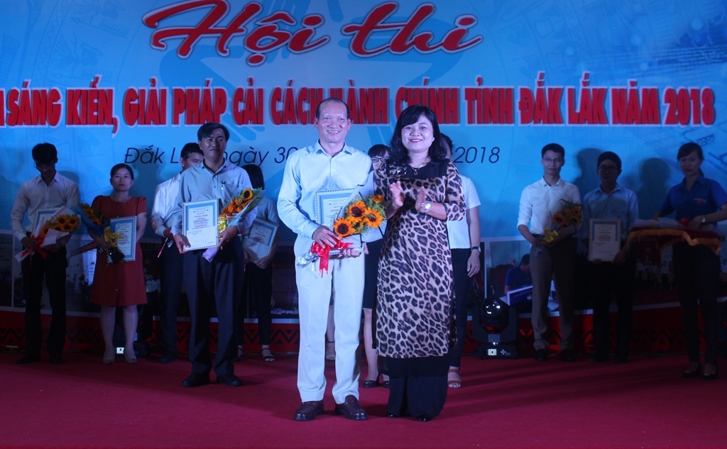 Phó Chủ tịch UBND tỉnh HYim Kđoh trao giải Nhất tặng nhóm tác giả đoạt giải.