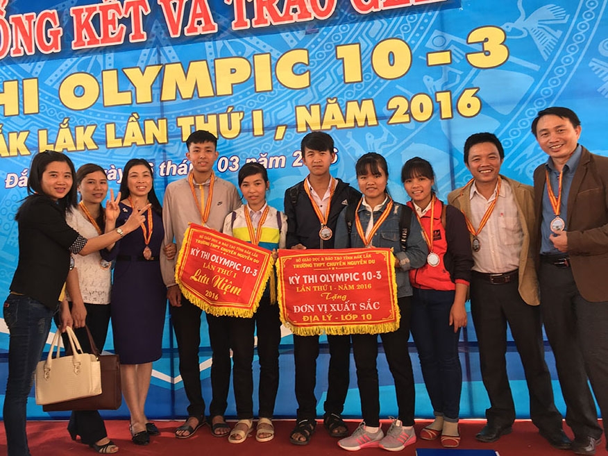 Thầy trò Trường THPT Trần Quốc Toản nhận giải trong Kỳ thi Olympic 10-3 năm 2016. 