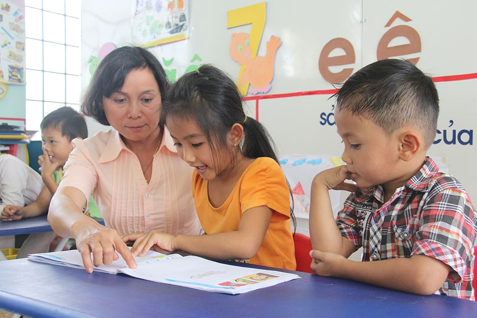 Cô Hoàng Thị Thu, Hiệu trưởng Trường Mẫu giáo Cư Pui (xã Cư Pui, huyện Krông Bông) hướng dẫn trẻ tập đọc. 