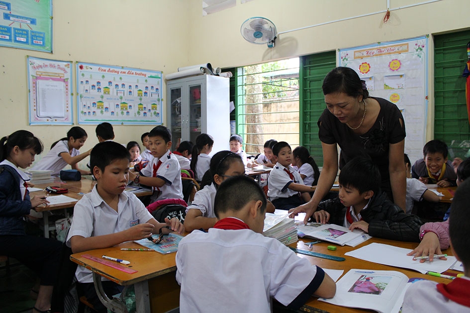 Cô Vũ Thị Hòa trong một giờ dạy trên lớp. 