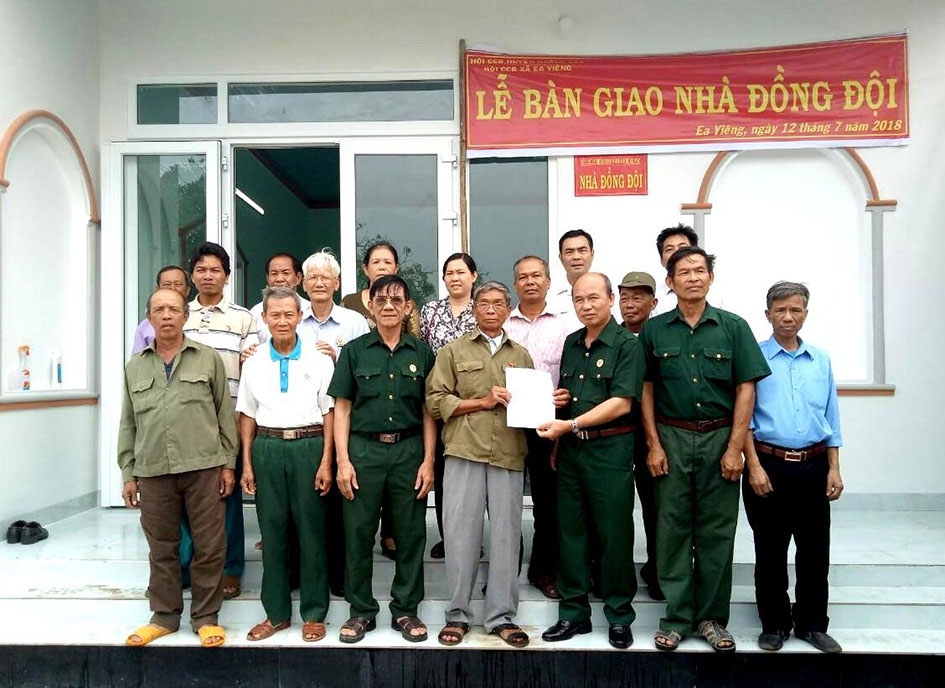 Lễ bàn giao nhà Đồng đội cho gia đình ông Nguyễn Văn Hội (hàng trước, thứ tư từ phải sang) ở buôn  Kon Hring, xã Ea Yiêng, huyện Krông Pắc.