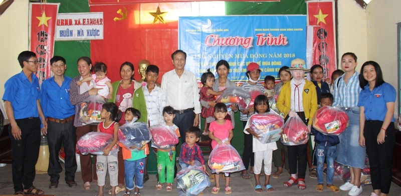 Đại diện Hội Liên hiệp thanh niên Việt Nam huyện Buôn Đôn tặng quà cho trẻ em có hoàn cảnh khó khăn tại xã Ea Huar (huyện Buôn Đôn).