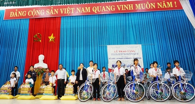 Ban tổ chức trao xe đạp và quà cho các em học sinh.